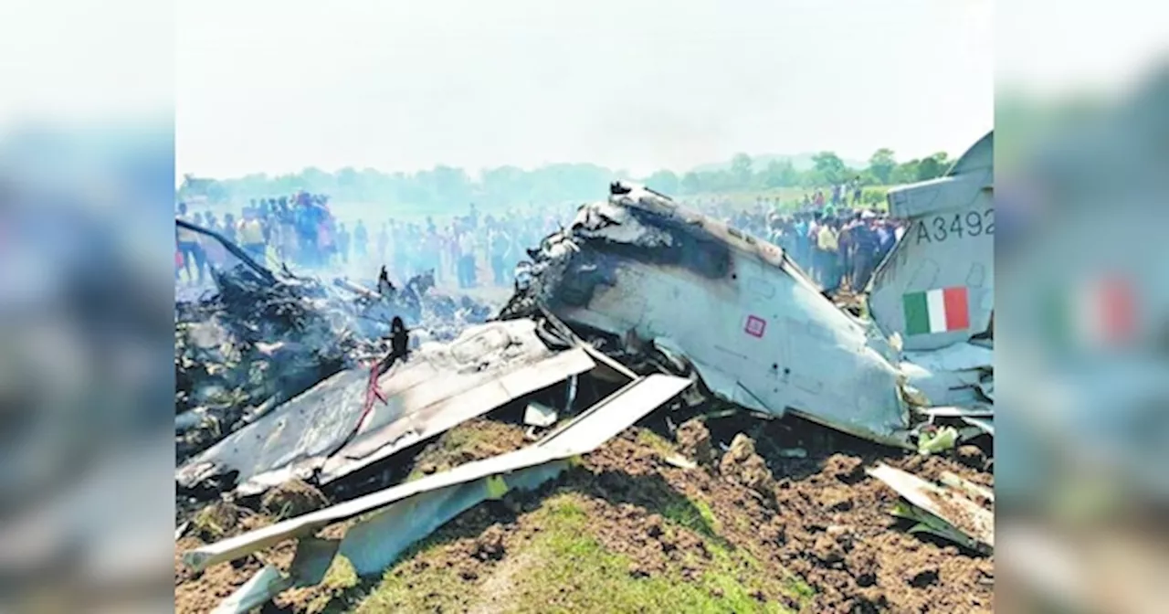 Plane Crash: आगरा में सेना का विमान क्रैश, जमीन पर गिरते ही लगी आग, पायलट जान बचाने को कूदा