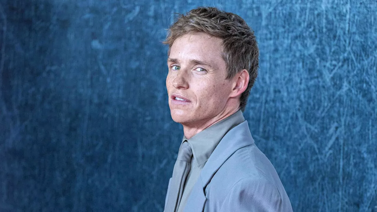 Eddie Redmayne spricht in seiner neuen Serie Deutsch