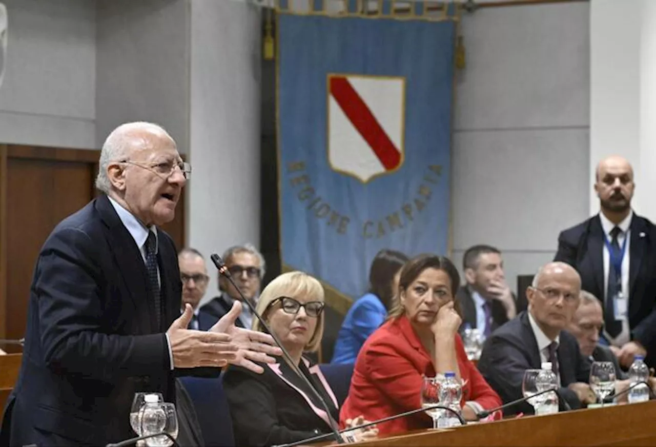 In Campania passa la legge che porta De Luca alla terza candidatura