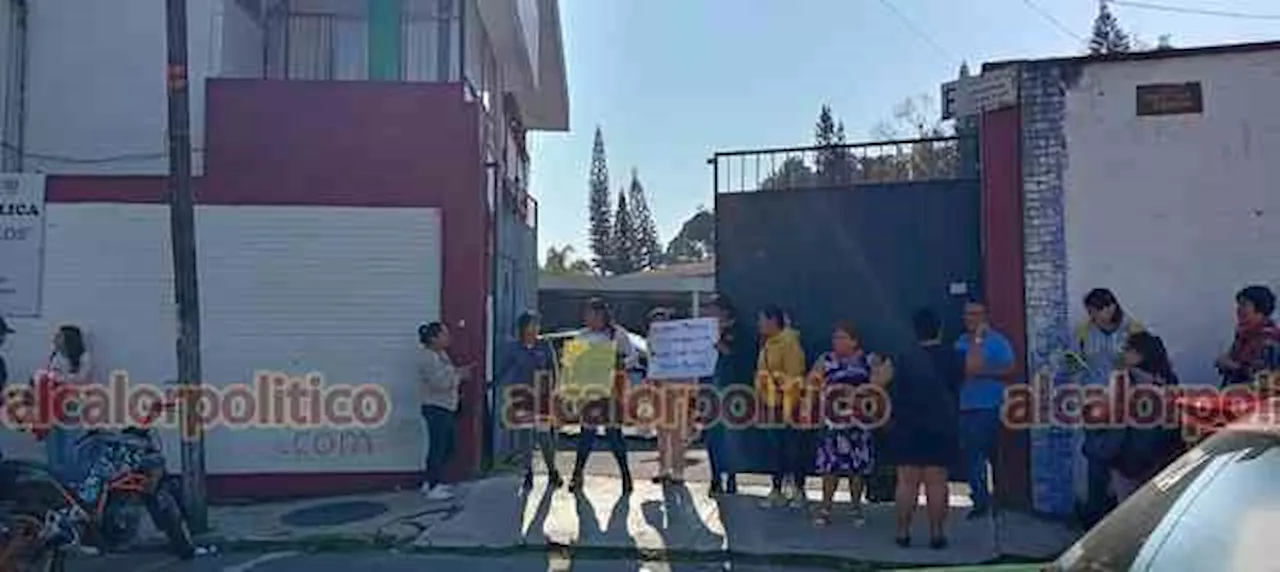 Para exigir docente, protestan en Dirección de Educación Preescolar, en Xalapa