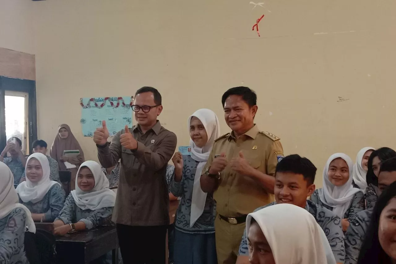 Wamendagri berikan KTP kepada siswa SMAN 1 Mataram jelang Pilkada 2024