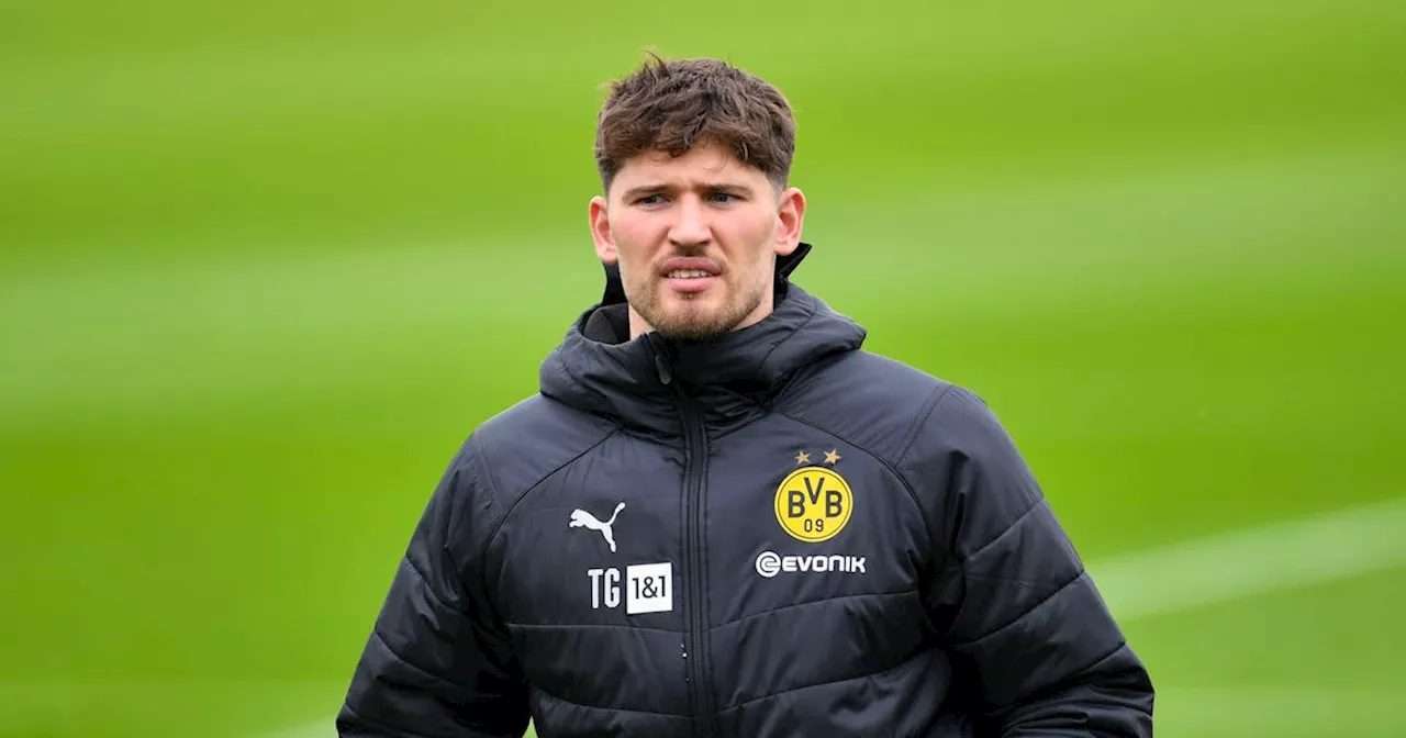 Gregor Kobel muss von BVB-Ärzten gebremst werden