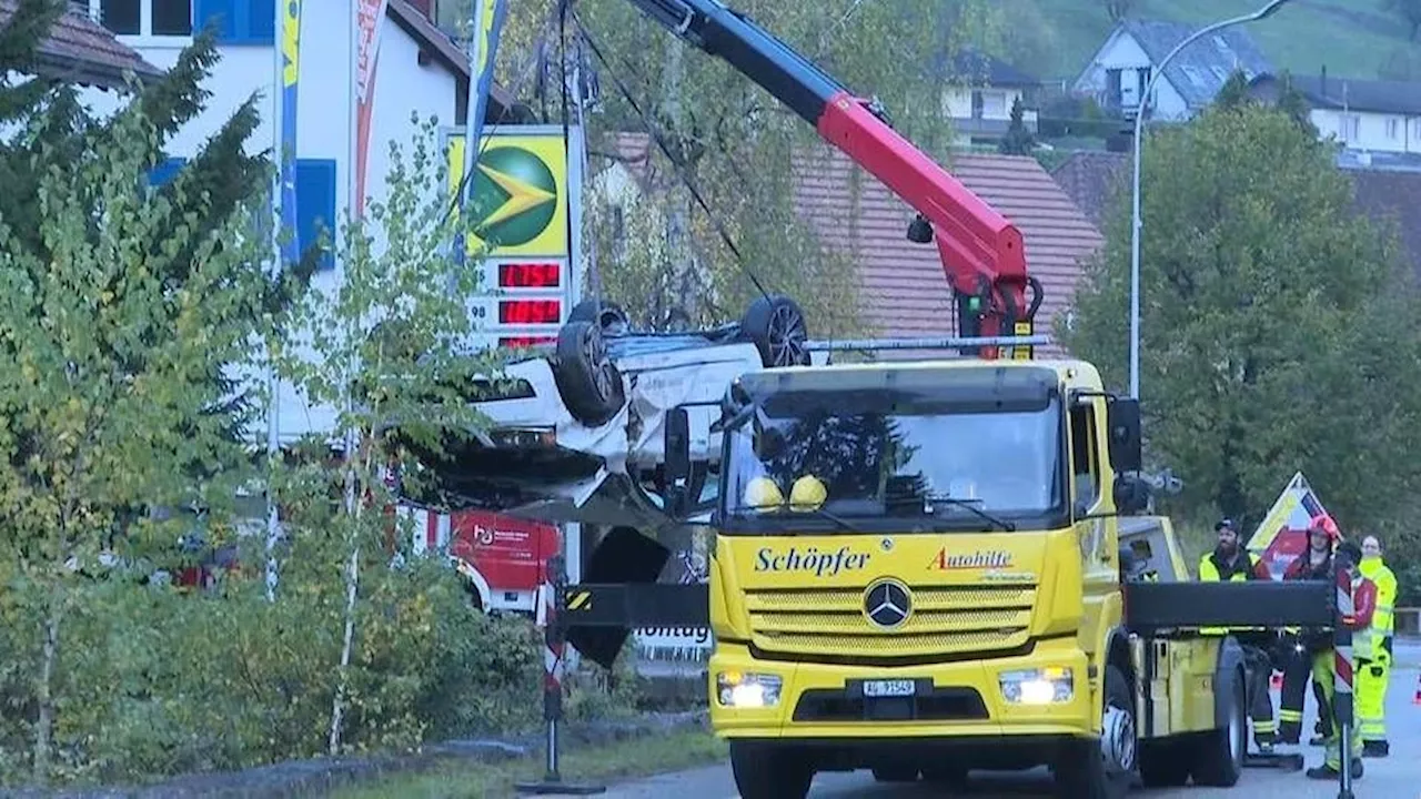 Weil der Fahrer eingeschlafen ist: Auto kommt von Strasse ab und landet im Wasser