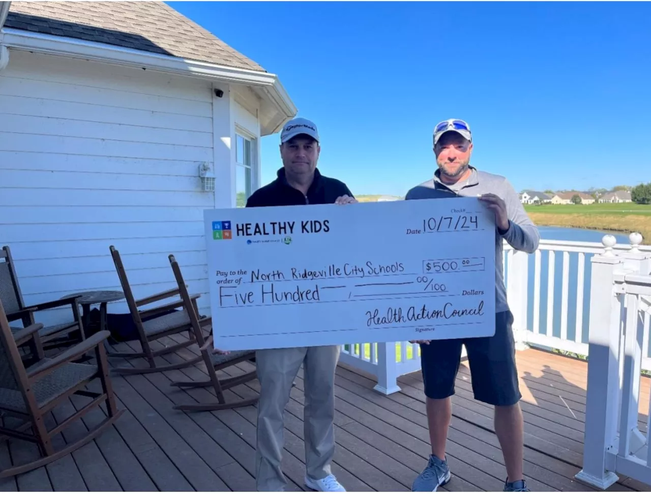 Golf winners donate prize cash to North Ridgeville Schools