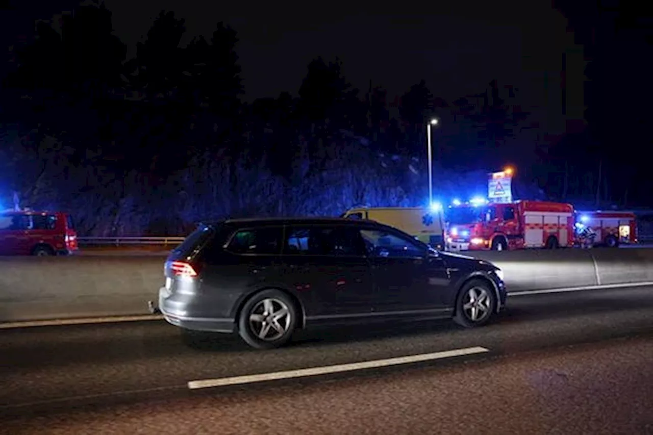  Flera bilar i krock på Essingeleden – stor trafikpåverkan