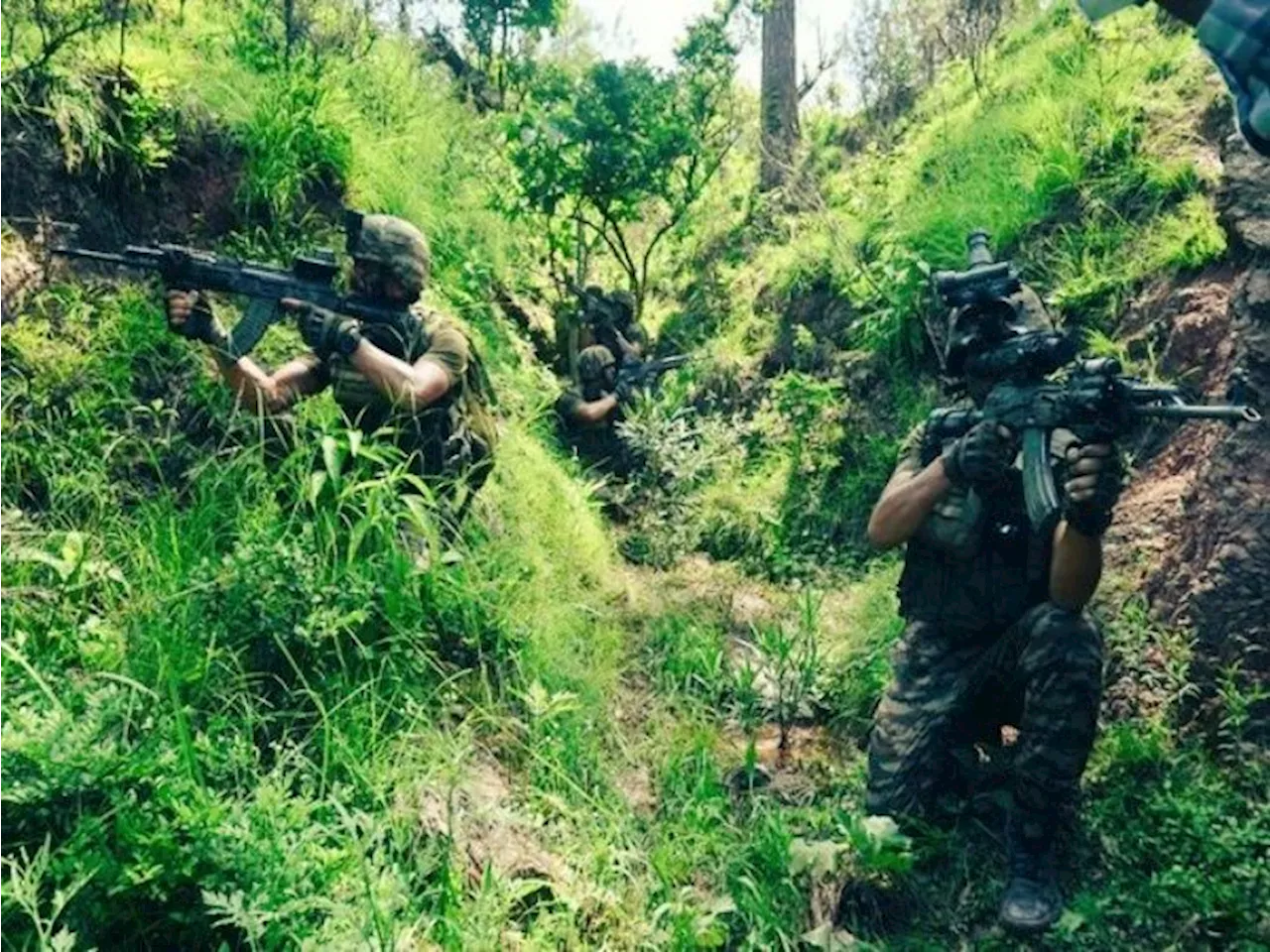 कश्मीर के बांदीपोरा में एनकाउंटर, एक आतंकी ढेर: केटसुन के जंगलों में एक और आतंकी के छिपे होने की खबर; सुरक्...