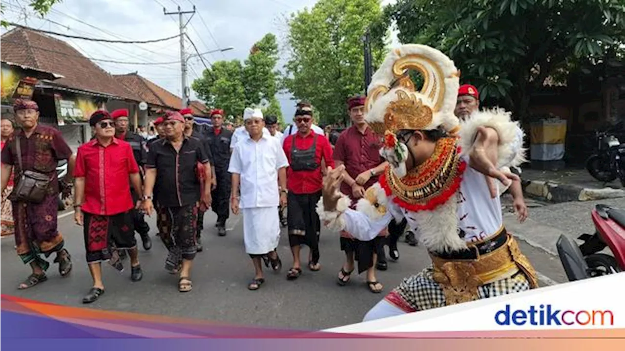 Koster-Supriatna Disambut Baleganjur-Hanoman Saat Kampanye di Penarukan