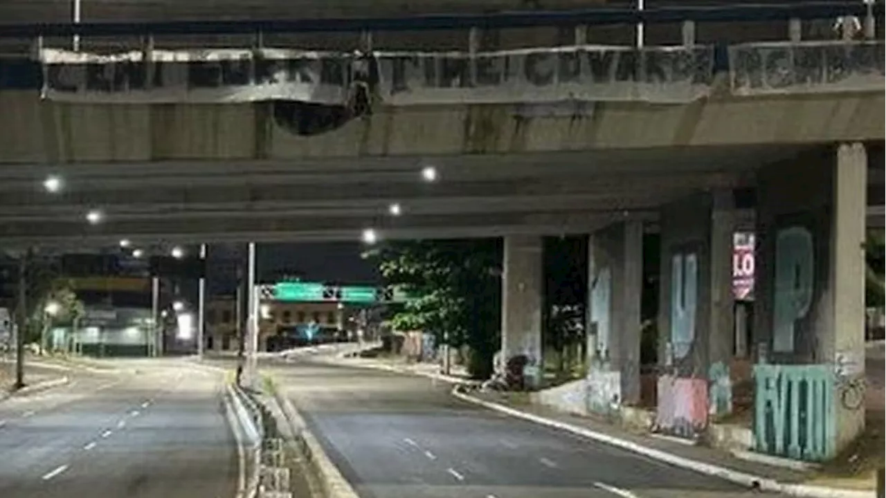 Torcida do Bahia protesta com boneco de Ceni em viaduto