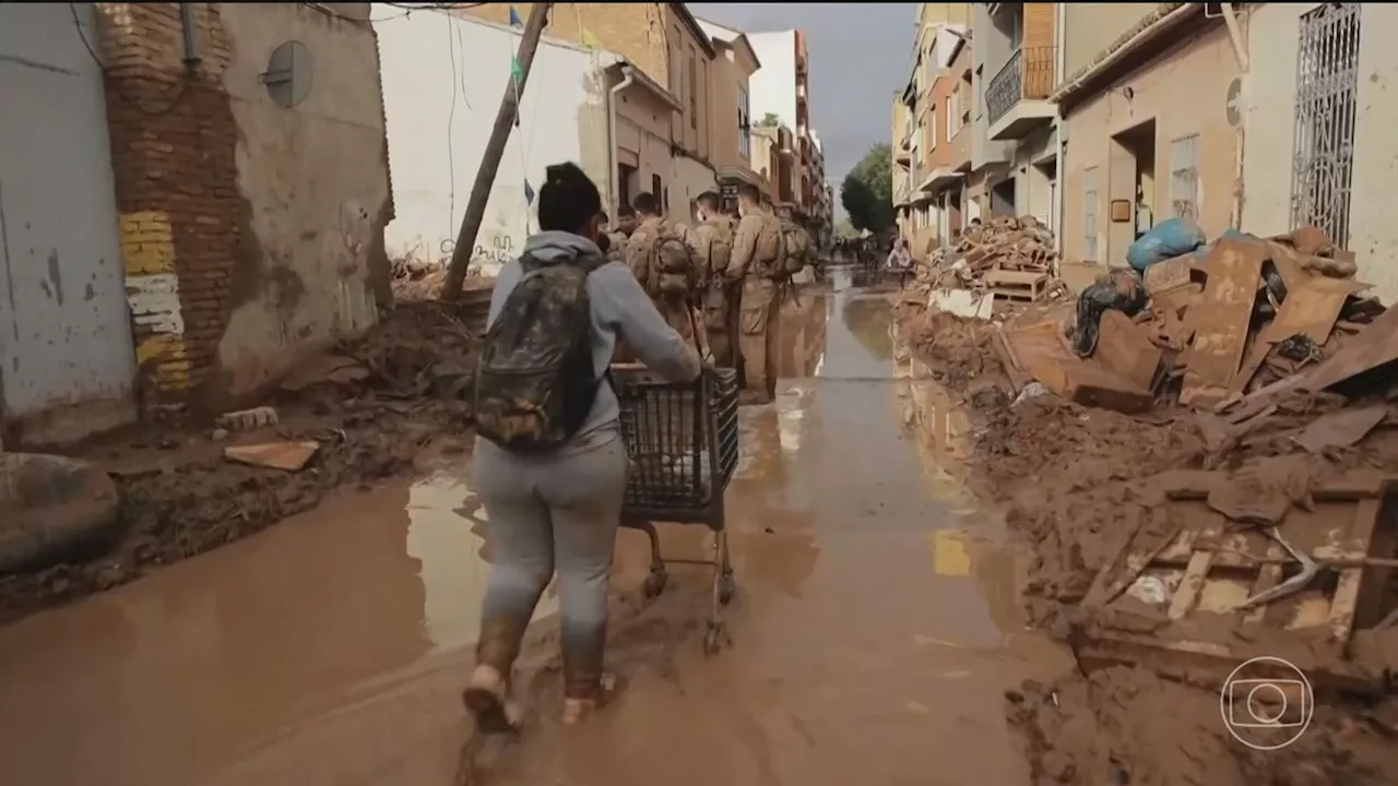 Enchentes na Espanha: moradores acusam governo de não ter emitido alertas da chuva em Valência