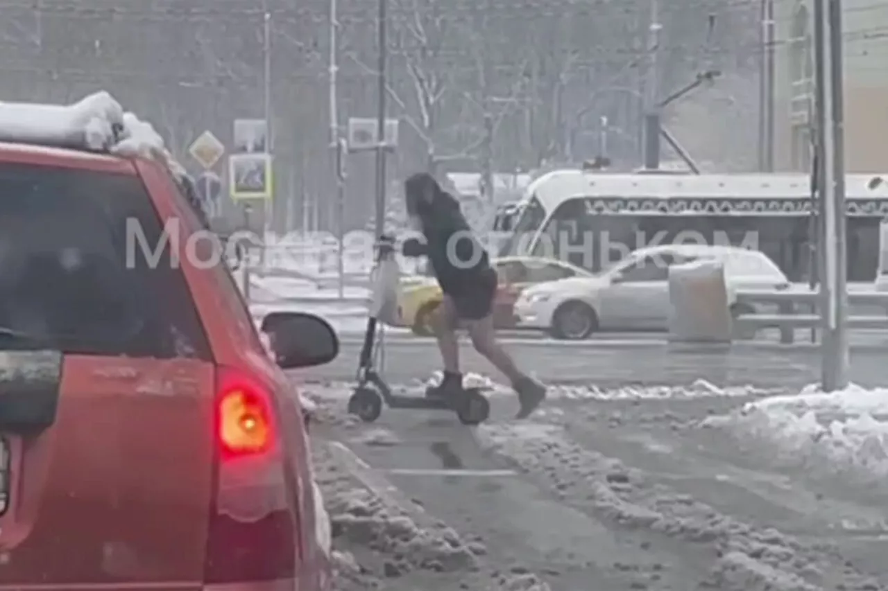 Москвичка в метель проехалась на выключенном самокате и попала на видео