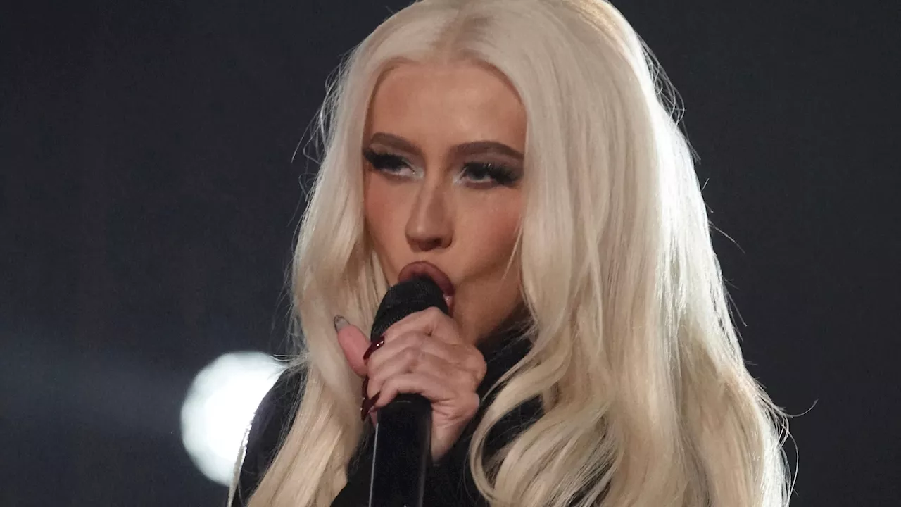 Christina Aguilera, 43 ans, ahurissante en micro-short et cuissardes en cuir au meeting de Kamala Harris