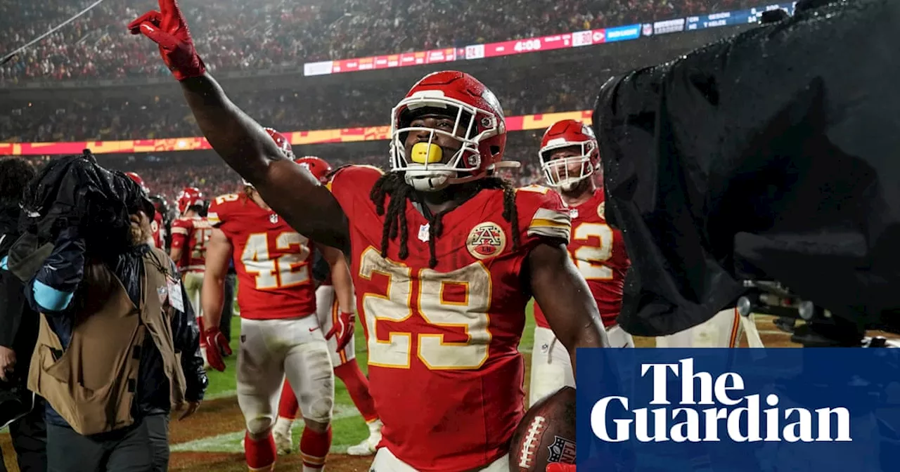 Patrick Mahomes survives injury scare to lead unbeaten Chiefs to OT win over Bucs