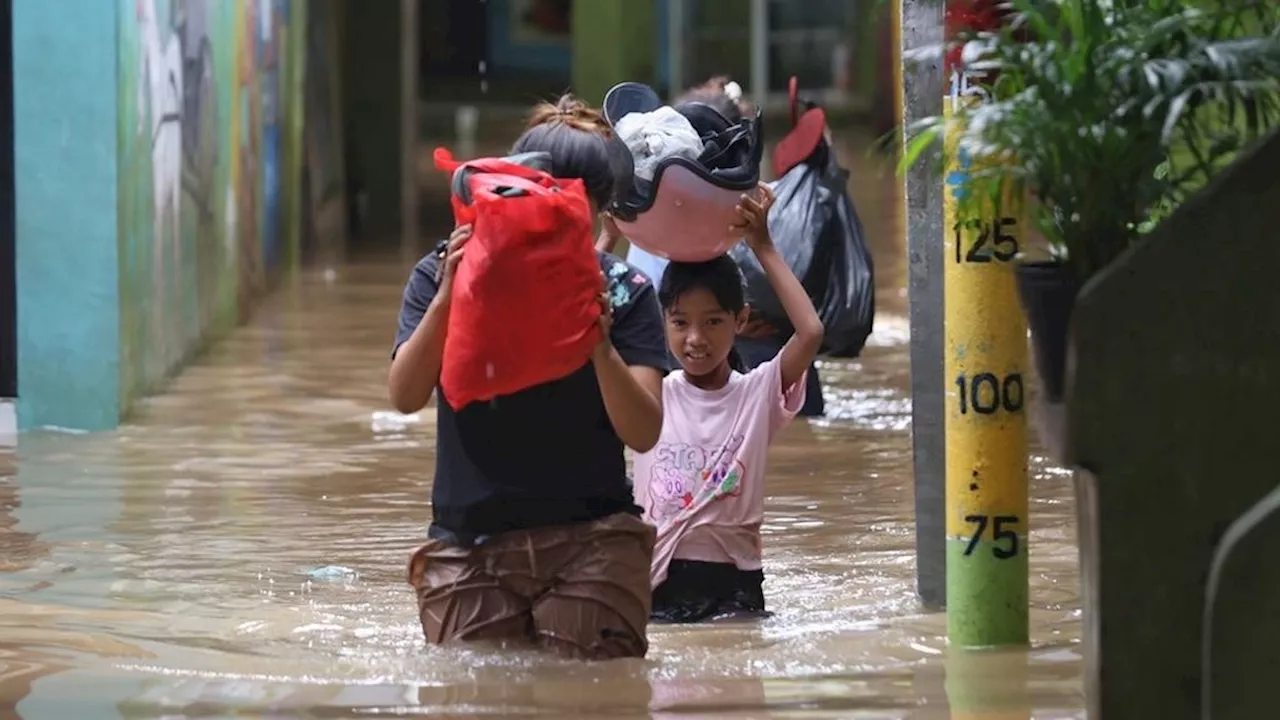 Antisipasi Banjir di Musim Hujan, Pemkot Jakarta Barat Perbaiki 60 Saluran Air