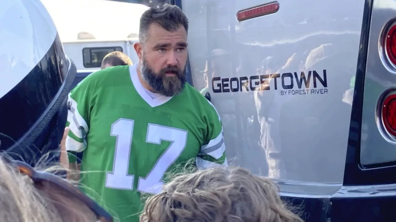 VIDEO: Jason Kelce se disculpa por arrojar al suelo teléfono de sujeto impertinente