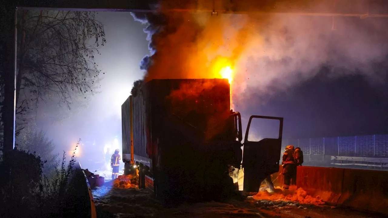 'Technischer Defekt' – Lkw geht auf A1 in Flammen auf