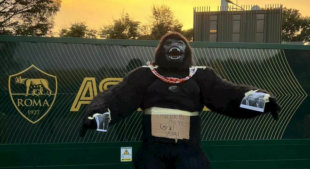 Roma, a Trigoria la protesta di King Kong: «Friedkin mo so ca**i vostri»