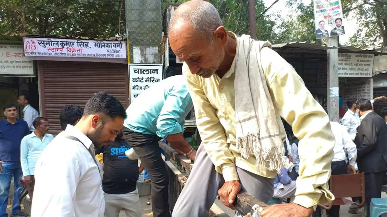 जज के खिलाफ भड़का गुस्सा, पुलिस अफसरों पर एक्शन की मांग; वकीलों ने कचहरी का मुख्य मार्ग किया बंद