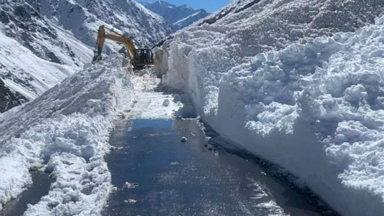 हिमाचल में गजब रही विंटर सीजन की शुरुआत, 4 महीने बाद पर्यटकों से गुलजार हुआ रोहतांग; होटलों में भी भारी छूट का ऑफर