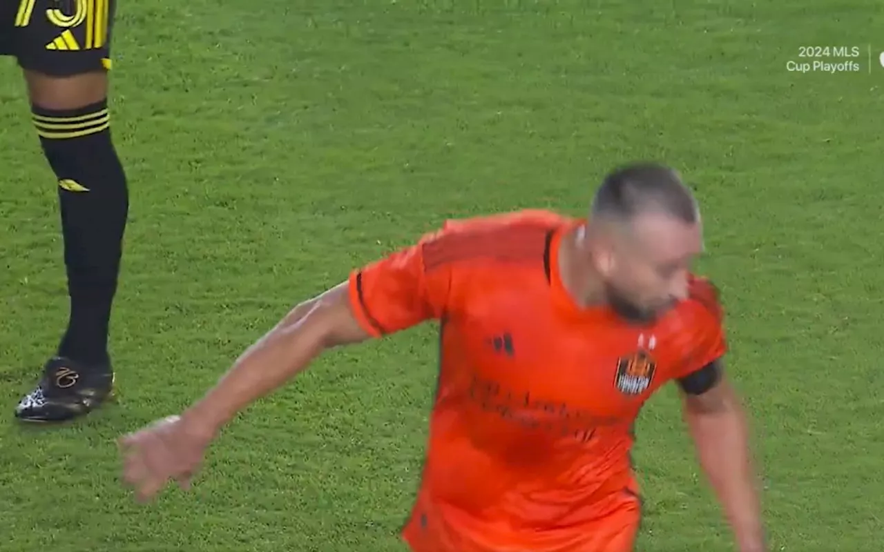 Vídeo! Jogador cospe no árbitro após receber cartão amarelo em jogo da MLS