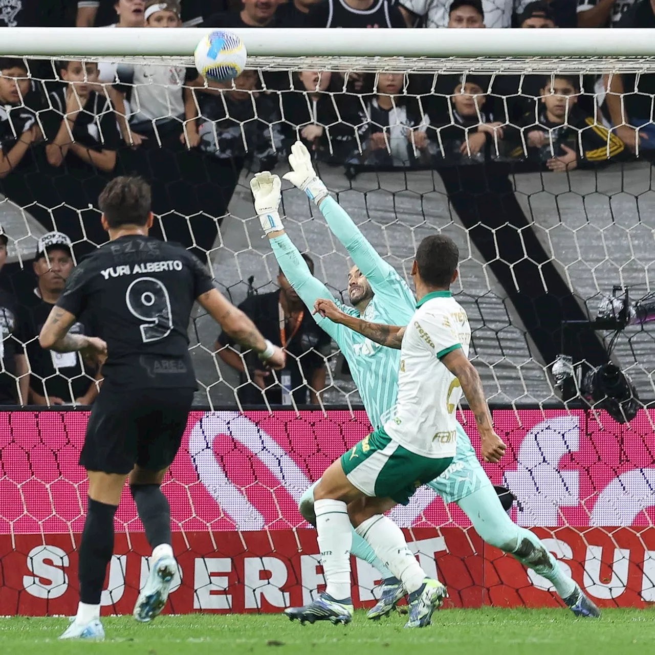 Corinthians derrota o Palmeiras e se afasta do Z-4 do Campeonato Brasileiro