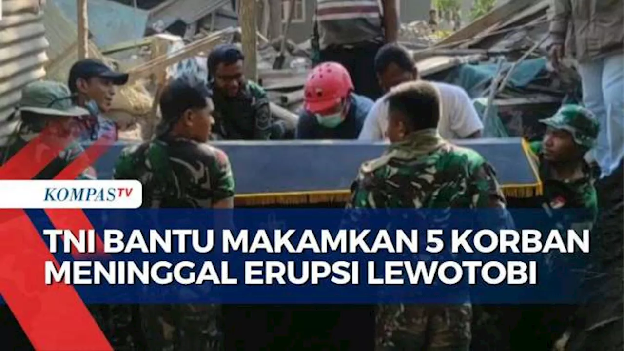 TNI Bantu Pemakaman Massal 5 Korban Meninggal dalam Erupsi Lewotobi Laki-Laki