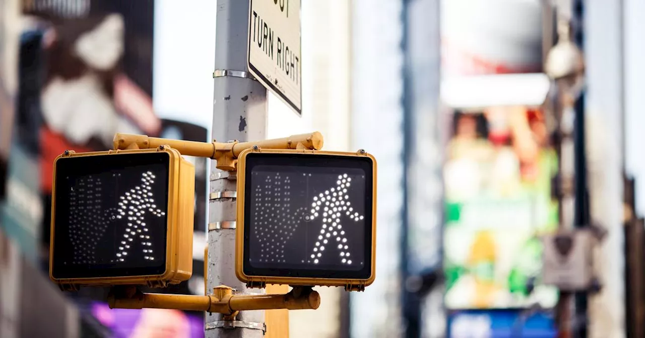 À New York, vous pouvez désormais traverser n’importe comment légalement