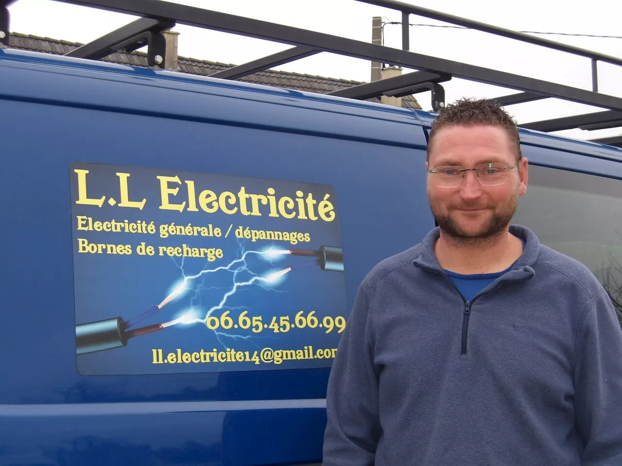 Électricien dans le Cotentin, Laurent relance son entreprise après un licenciement économique