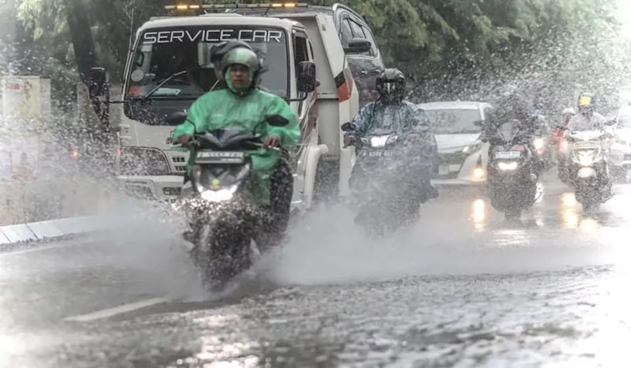 Hujan Guyur Jakarta Selasa Sore, Dua Ruas Jalan di Jaksel Tergenang Banjir