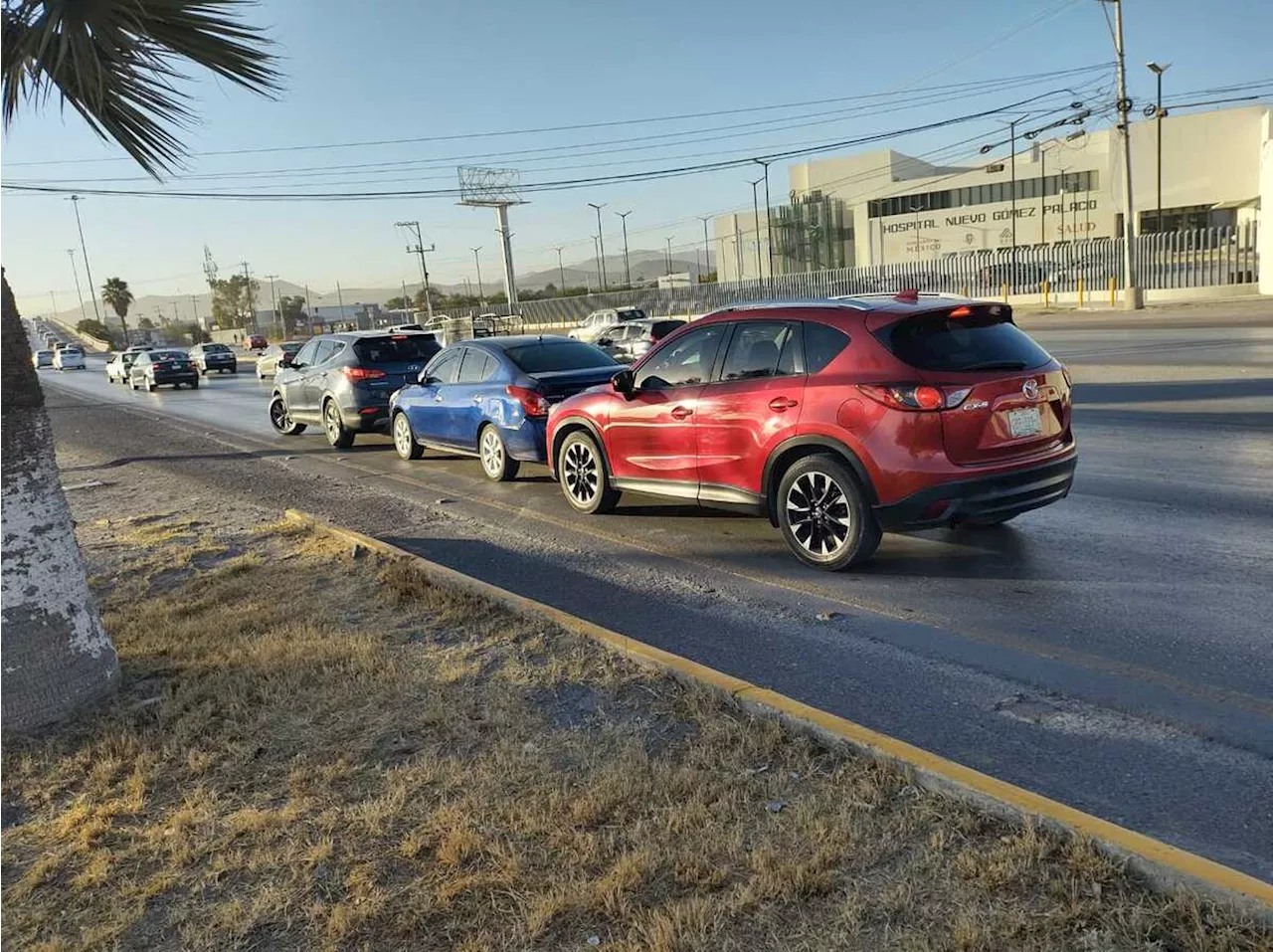 Conductor provoca choque en Periférico de Gómez Palacio por ir a exceso de velocidad