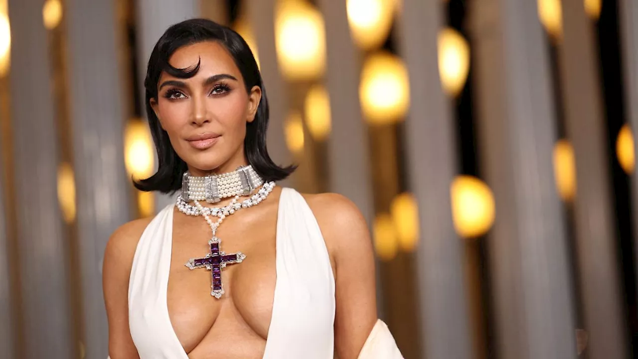 Mit 'Attallah-Kreuz' um den Hals: Kim Kardashian trägt Prinzessin Dianas Kreuz-Schmuck