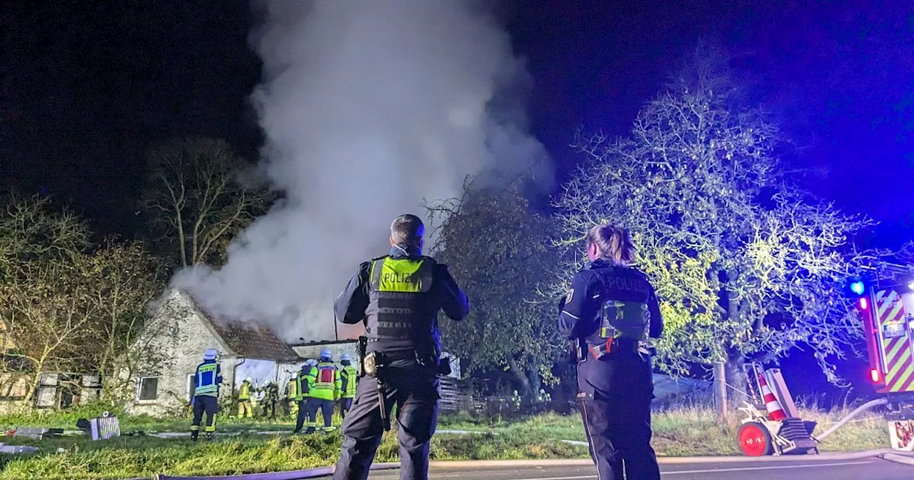 Dachstuhlbrand an der B65 beschäftigt Feuerwehr und Kriminalpolizei in Preußisch Oldendorf