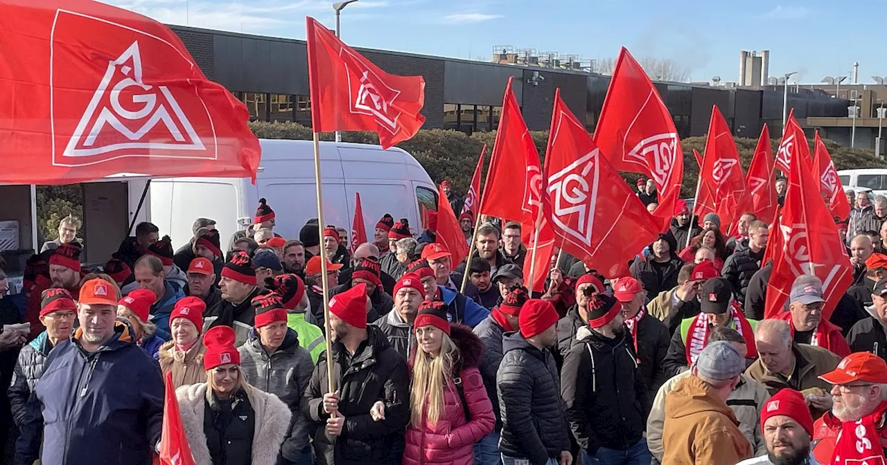 Großer Warnstreik der IG Metall bei Diebold Nixdorf in Paderborn