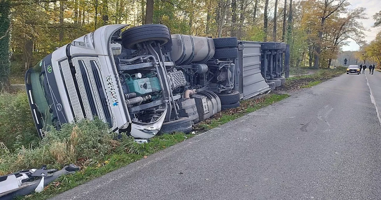 Stundenlange Sperrung im Kreis Gütersloh: Lkw verliert 18 Tonnen Fleisch