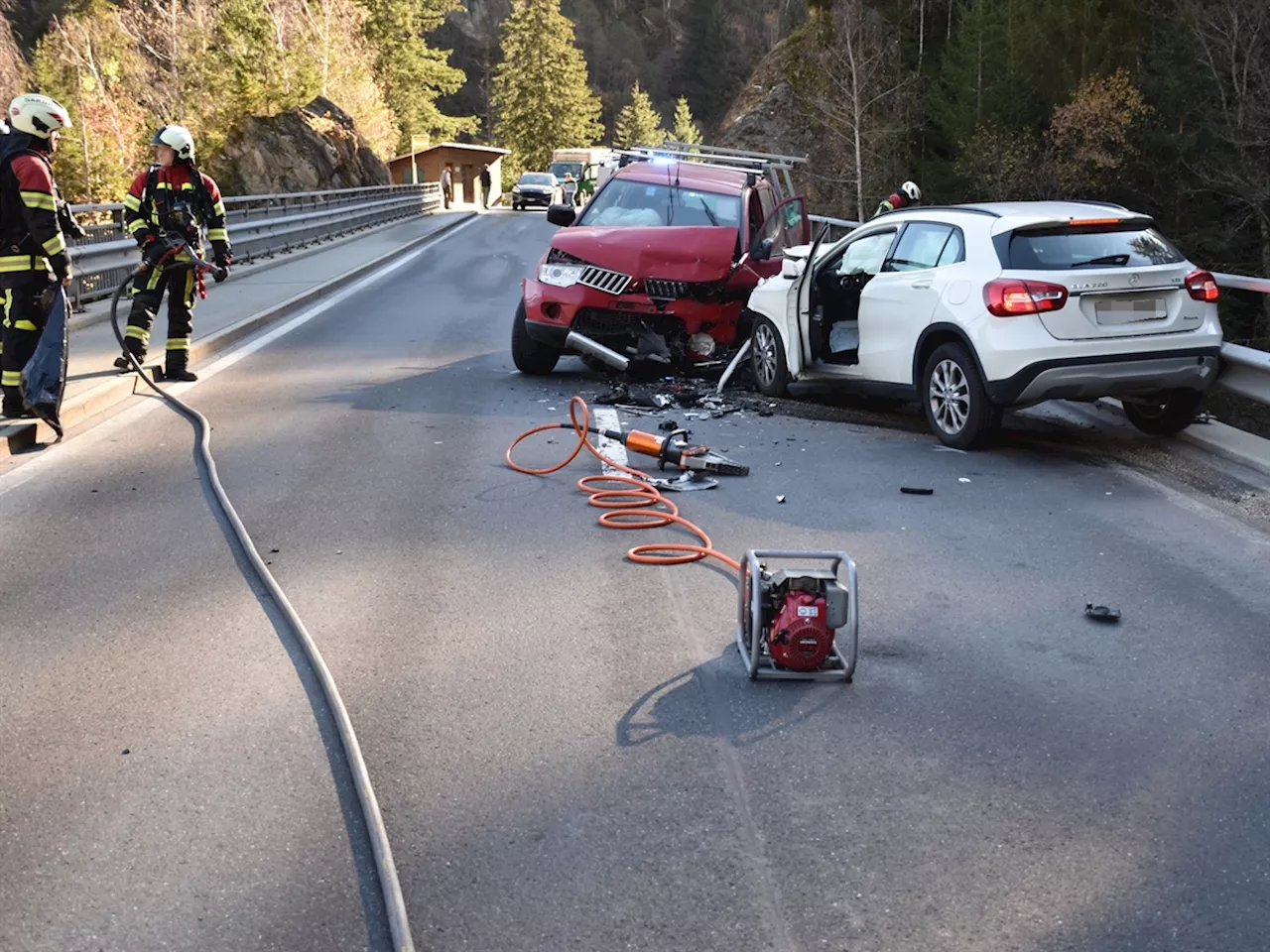 Disentis / Mustér GR: Frontalkollision zwischen Auto und Lieferwagen