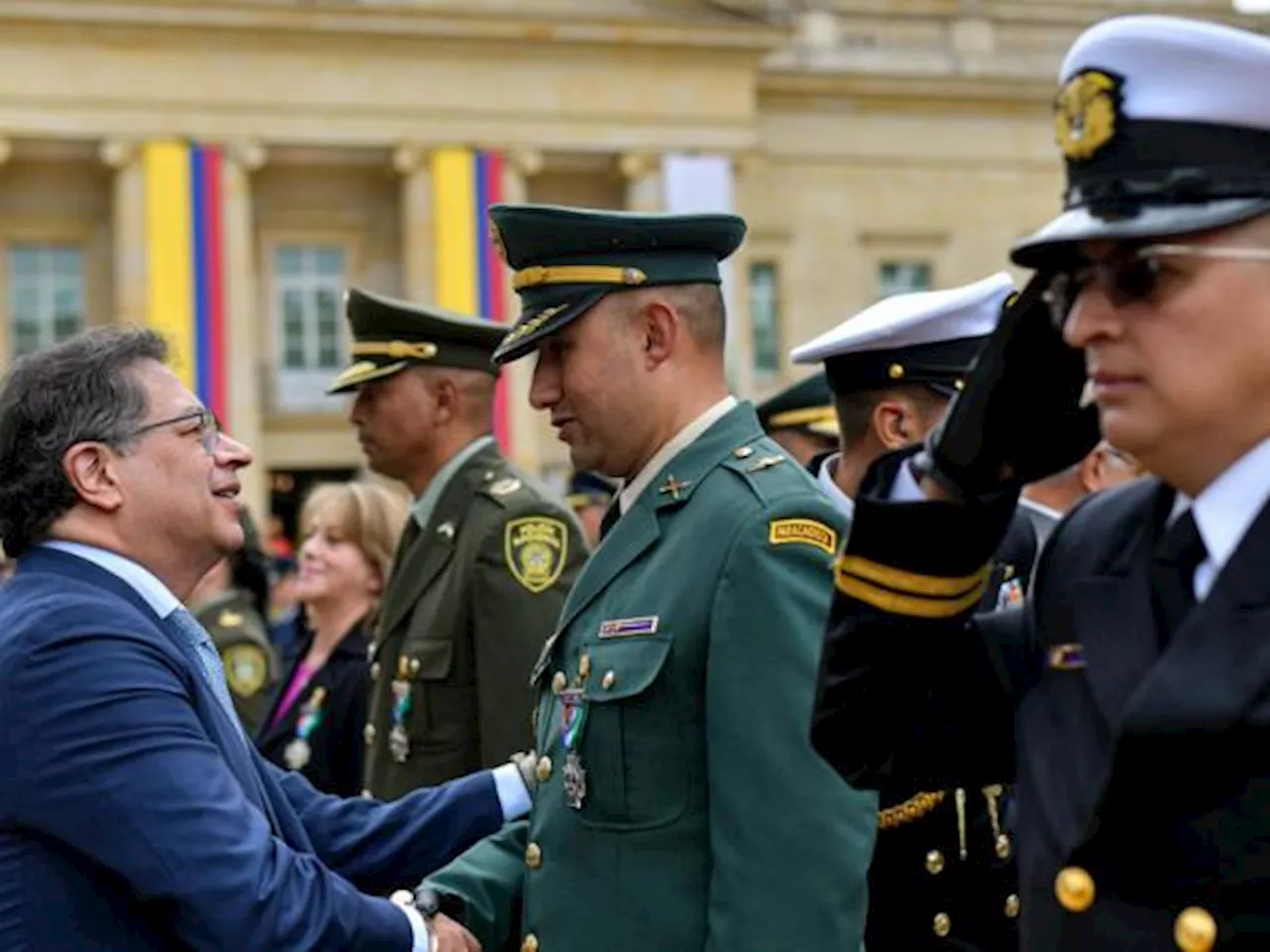 Presidente Petro condecoró a policías y exguerrilleros del M- 19 en una misma ceremonia