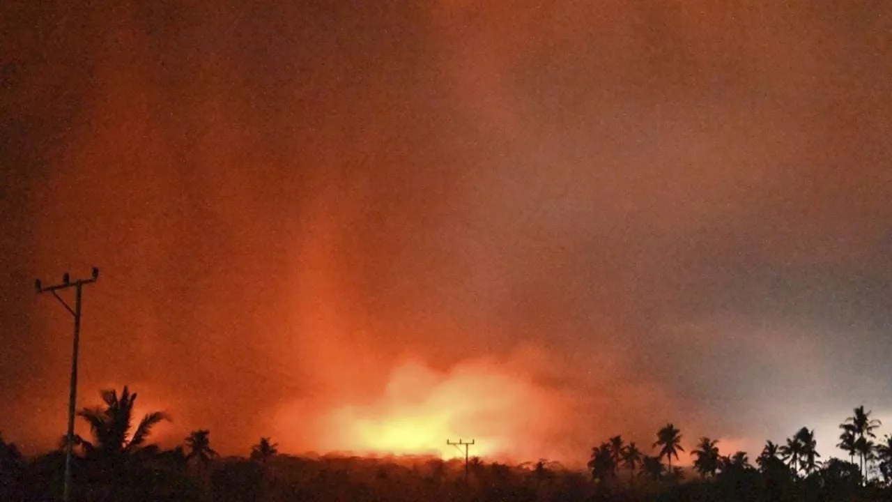 Erupción volcánica en Indonesia quema casas y mata al menos a 10 personas (Video)