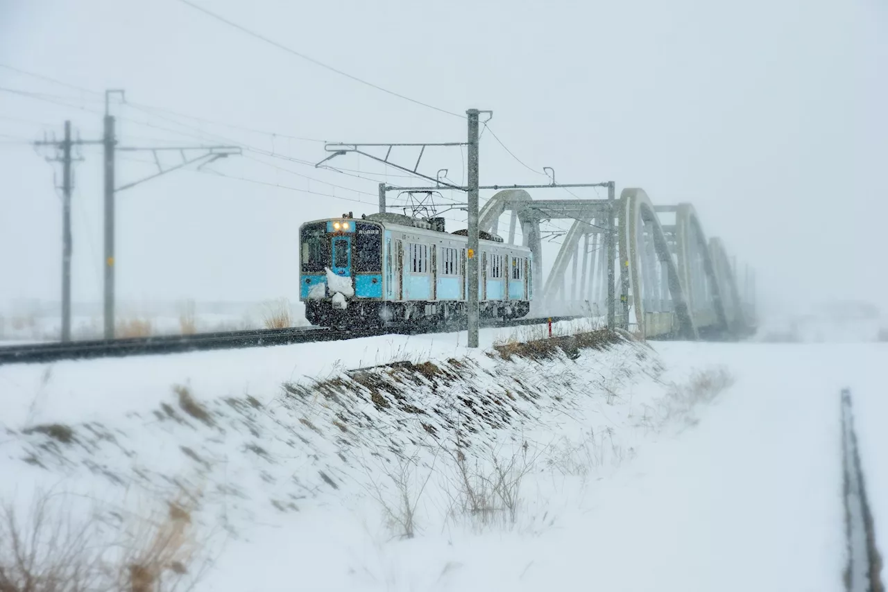 【星野リゾート 青森屋】雪原と荒波の景色を眺め、鮪と地酒を味わう冬の観光列車「酒のあで雪見列車」今冬も運行｜運行日：2025年1月25日、26日、2月1日、2日、8日、9日、15日、16日