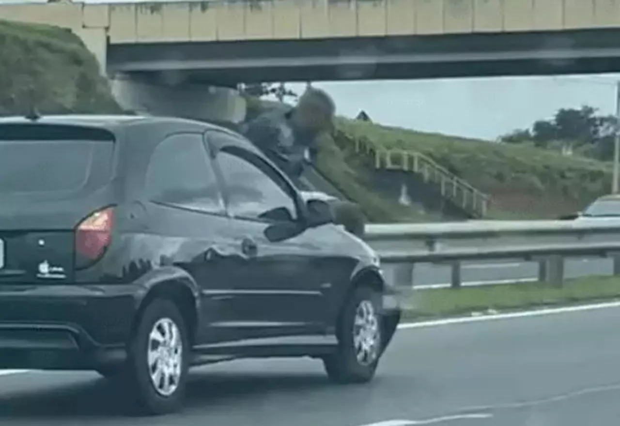 Homem é arrastado pela ex em cima do capô do carro em rodovia de São Paulo