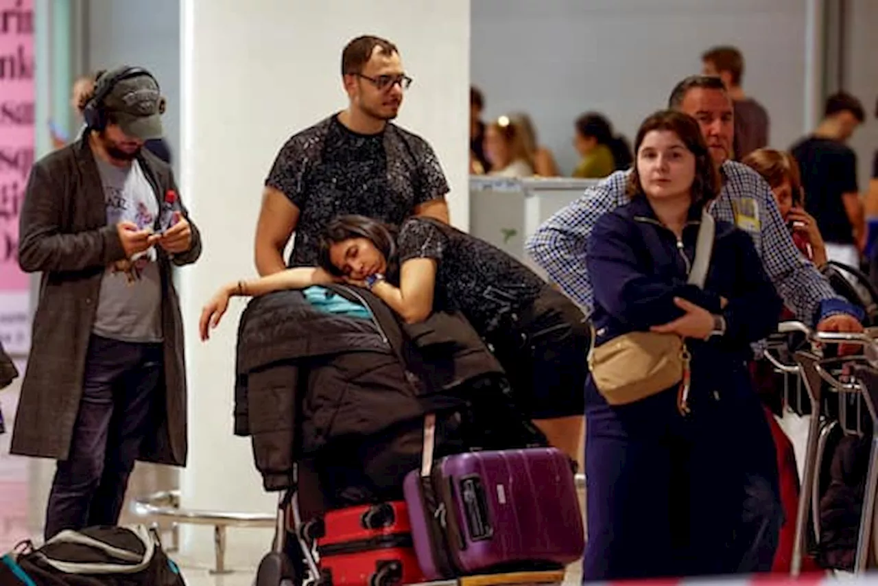 Alluvione Spagna, l'allerta rossa salva Barcellona ma è caos all'aeroporto