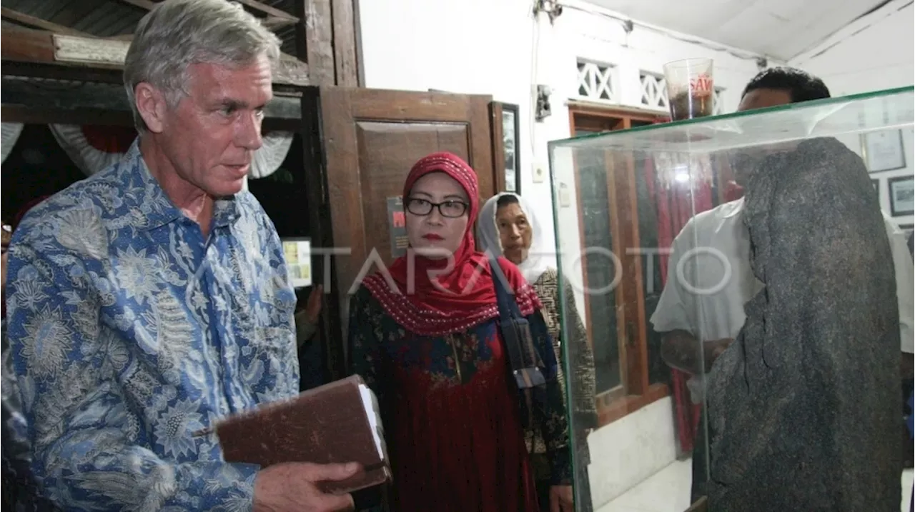 Siapa Peter Carey? Ramai Dibicarakan Usai Bukunya Diduga Diplagiat Dosen UGM