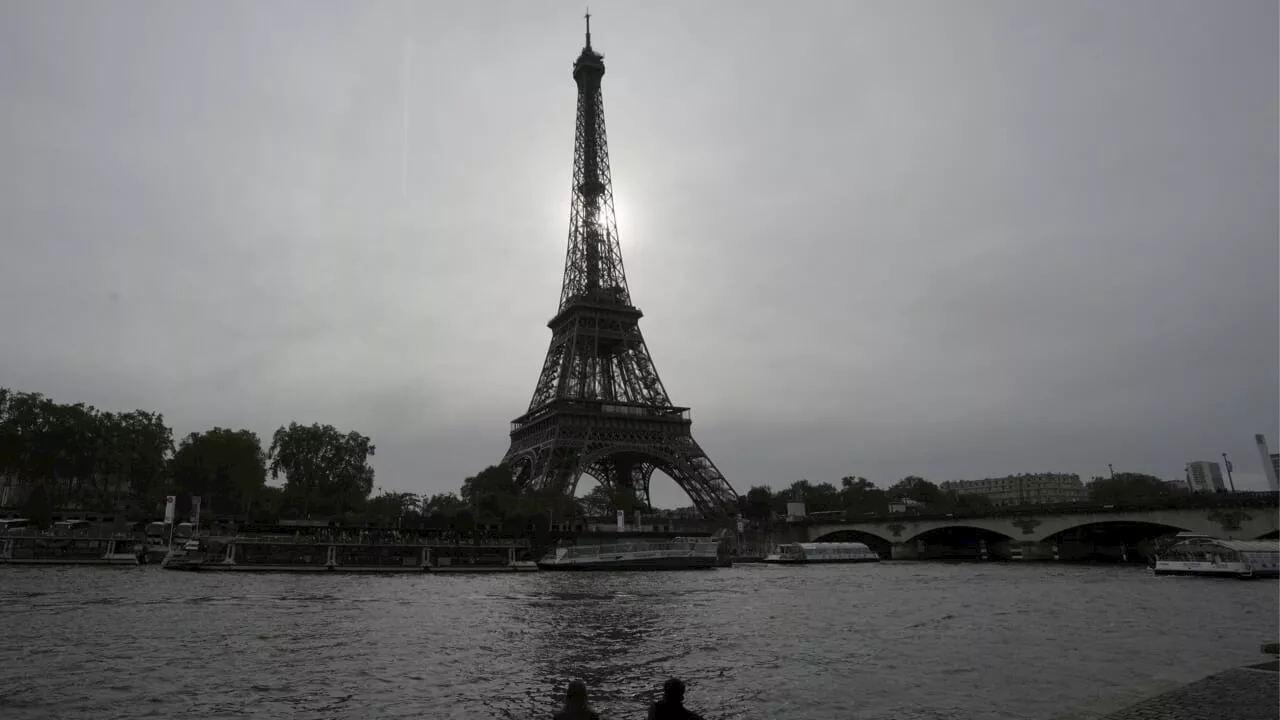 Pubblicano la foto della Torre Eiffel e gli vengono chieste 1.500 euro per mail