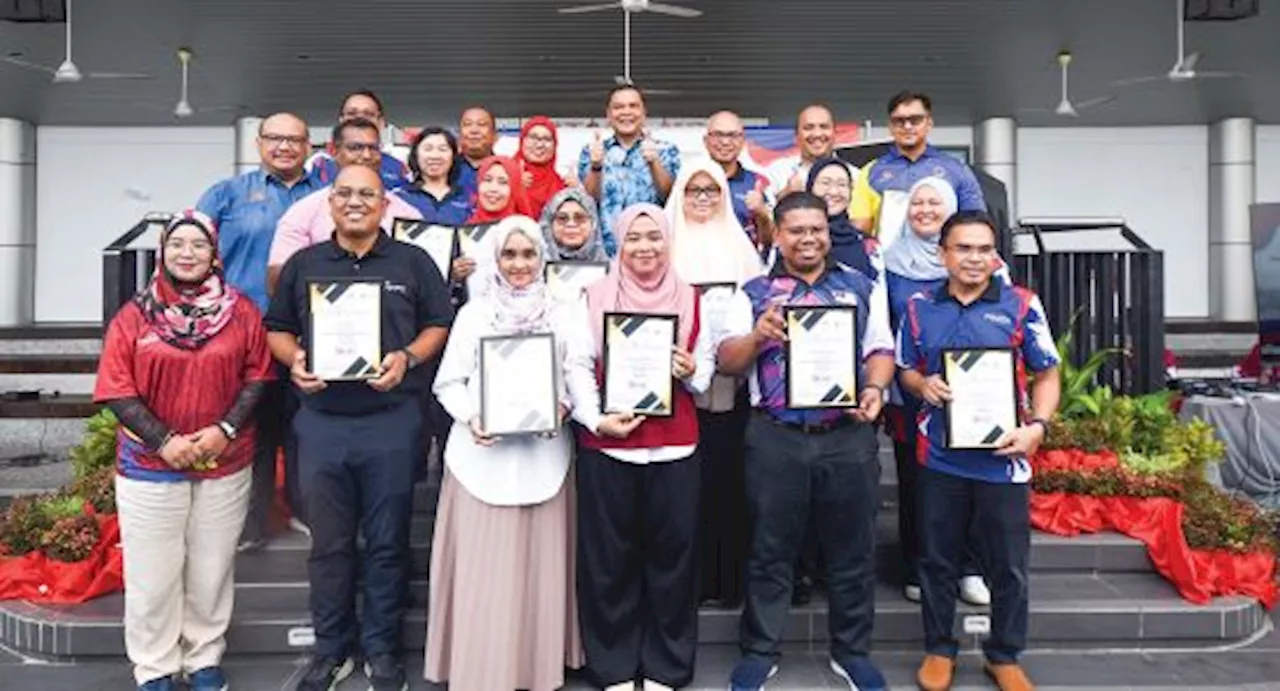 Pensyarah Kolej Komuniti Sabak Bernam terima Anugerah Khas Pembelajaran Sepanjang Hayat