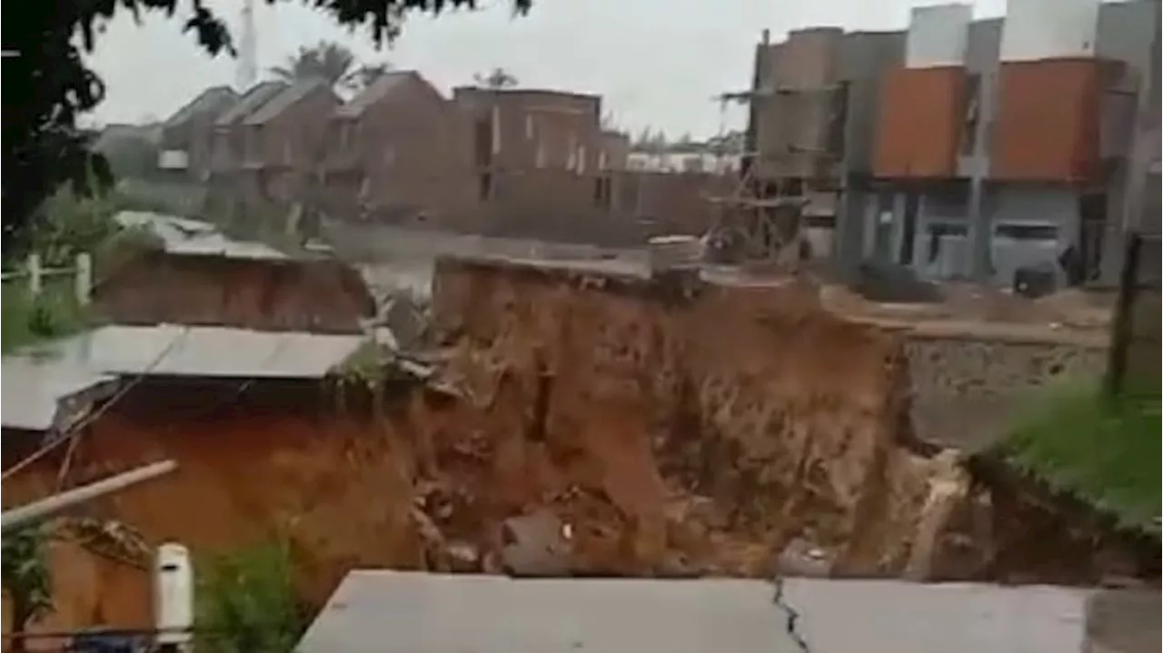 Hujan Lebat, Ruas Jalan di Tangerang Amblas Sedalam 5 Meter