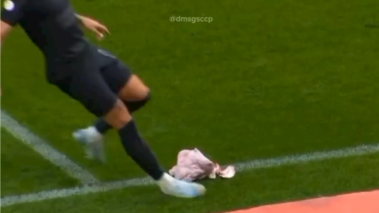 Memphis Depay ziet fans van Corinthians een varkenskop op het veld gooien