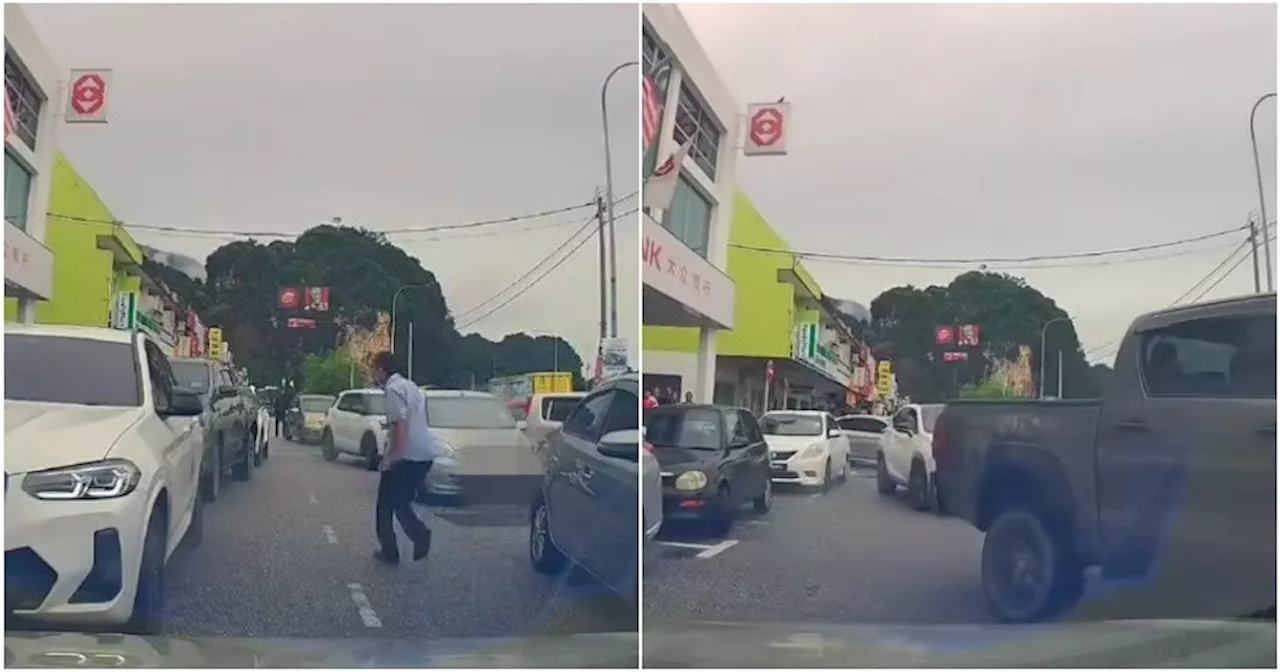  M'sian Confronts Drivers Who Caused Congested Traffic by Double Parking & Blocking Lane