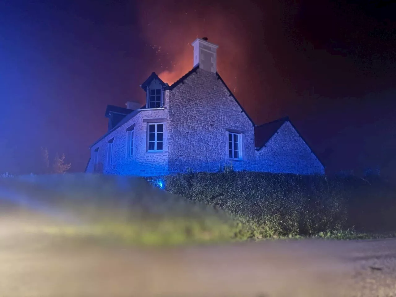 Une dépendance d’une maison du Cotentin endommagée par un incendie