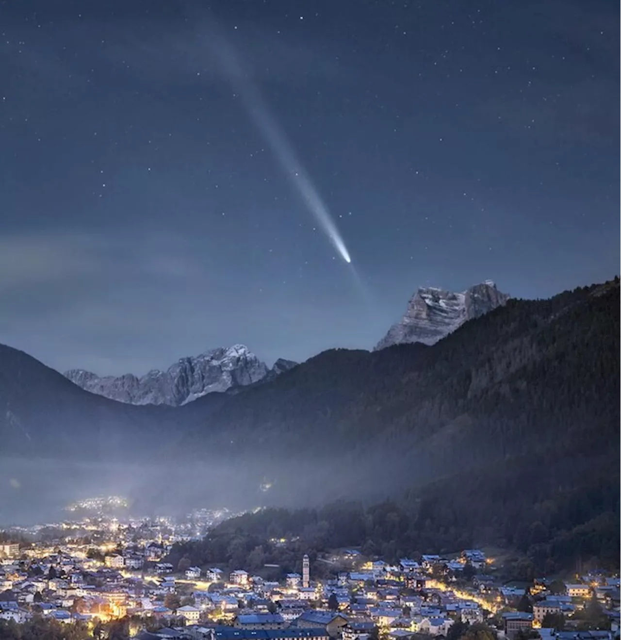 El Cometa Tsuchinshan-Atlas, sobre los Dolomitas