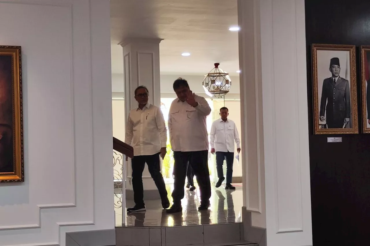 Menteri Prabowo kompak kenakan kemeja putih hadiri sidang kabinet