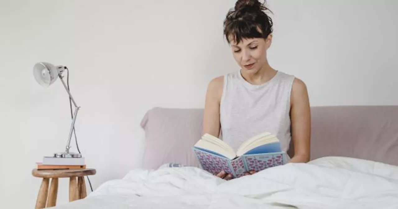Los BENEFICIOS DE LEER en la CAMA: ¿por qué CONVIENE TENER UN LIBRO a mano ANTES de ir a DORMIR?