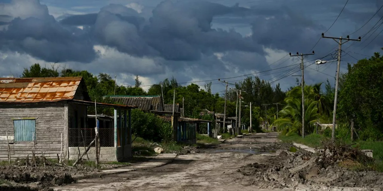 Rafael se convierte en huracán de categoría 2, mientras avanzaba rápidamente hacia Cuba